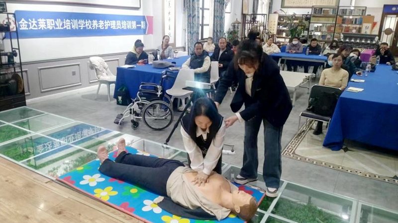 老人陪护人员需要具备哪些条件